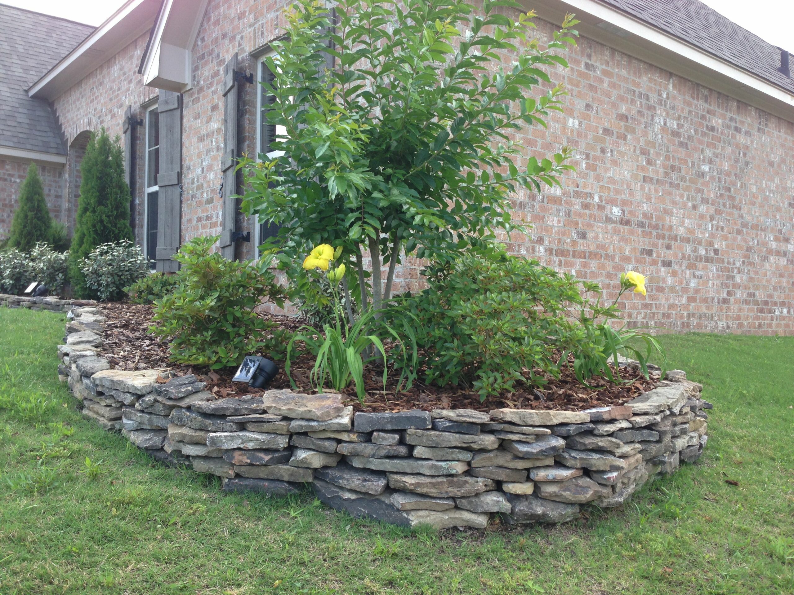 how-do-you-make-a-stacked-stone-flower-bed-border