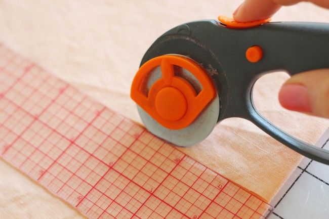 Rotary cutter for making seamless blankets