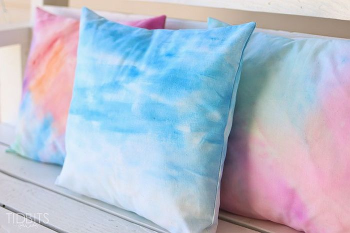 Stylish Watercolor Pillow DIY