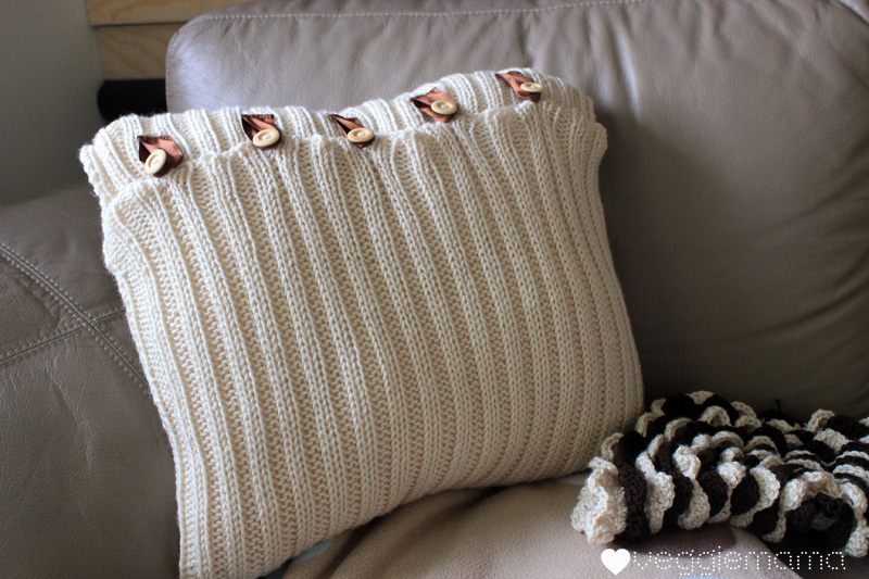 simple knitted pillow
