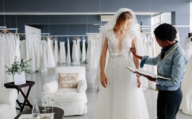 Ready-made wedding dresses vs. made-to-measure wedding dresses: which one is right for you?