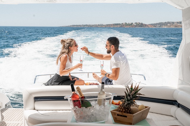 5 reasons to charter a private luxury yacht in Toronto this summer